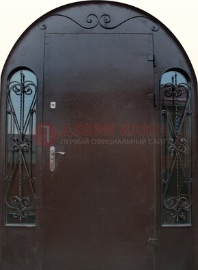 Арочная дверь со стеклом и ковкой ДА-16 под старину в Фрязино