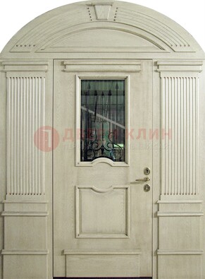 Белая входная дверь массив со стеклом и ковкой ДА-49 в Фрязино