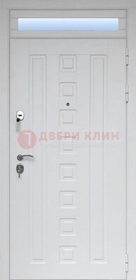 Белая металлическая дверь с фрамугой для коттеджа ДФГ-21 в Фрязино