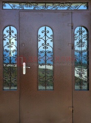 Железная парадная дверь со стеклом и ковкой ДПР-16 для общественных зданий в Фрязино