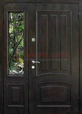 Парадная дверь со стеклянными вставками и ковкой ДПР-31 в кирпичный дом в Фрязино