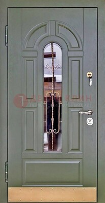 Уличная дверь со стеклом и ковкой в зеленом цвете ДСК-121 в Фрязино
