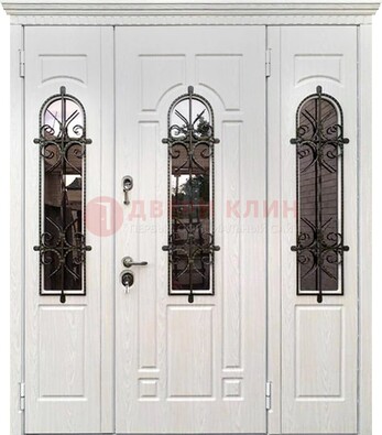 Белая распашная стальная дверь со стеклом и ковкой ДСК-125 в Фрязино