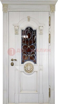Белая железная дверь со стеклом и ковкой для кирпичного дома ДСК-155 в Фрязино