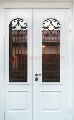 Белая стальная дверь стекло с ковкой и филенкой ДСК-201 в Фрязино