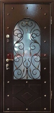 Влагостойкая дверь со стеклом и ковкой с декором ДСК-37 в Фрязино
