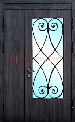 Стальная дверь со стеклом и ковкой ДСК-69 в деревянный дом в Фрязино