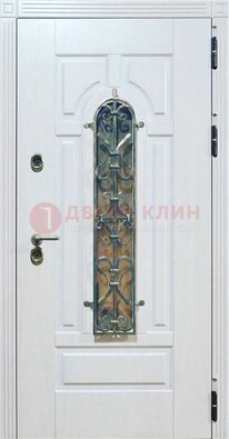 Белая остекленная металлическая дверь с ковкой ДСК-98 в Фрязино