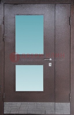 Коричневая тамбурная дверь со стеклянными вставками ДТМ-21 в Фрязино