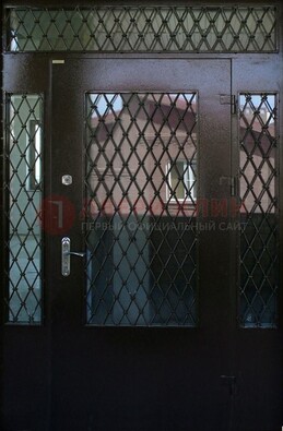 Коричневая тамбурная дверь со стеклянными вставками и ковкой ДТМ-32 в Фрязино