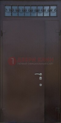 Коричневая тамбурная дверь со стеклянными вставками и ковкой ДТМ-39 в Фрязино